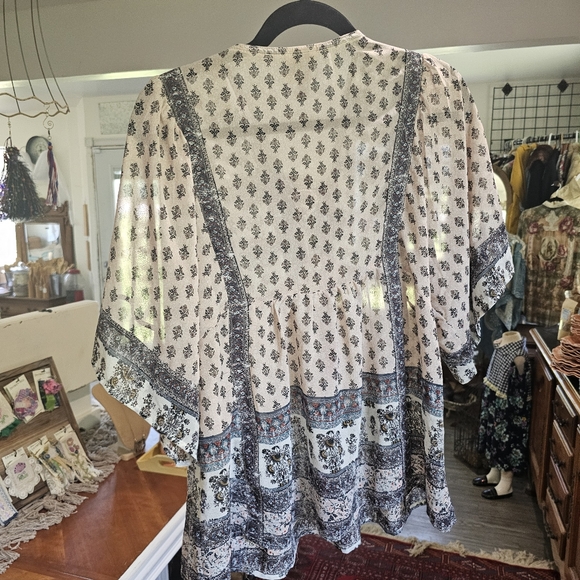 Knox Rose Tunic top with exotic multicolored print. Size M - Picture 2 of 4